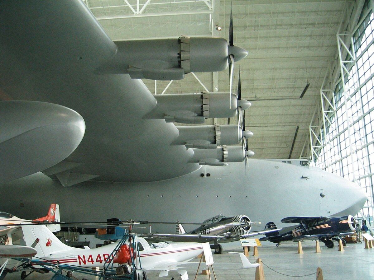 spruce_goose_righthand_wing_by_moody_75_from_phoenix_az_-_spruce_goose_by-sa_2.0.jpg