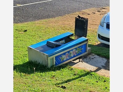 Mauians Get Creative in New Ways to Protest Abandoned Pay Phone Stands